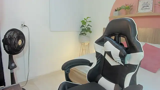 Snapshot of ivette_swan chatting on 5, 2, 2026 ivette swan online show from 5, 2, 2026