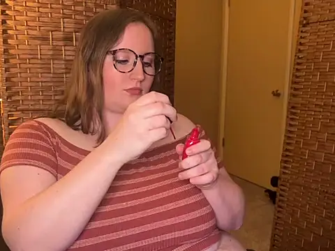 lucycomestrue online show from 20, 4, 2026