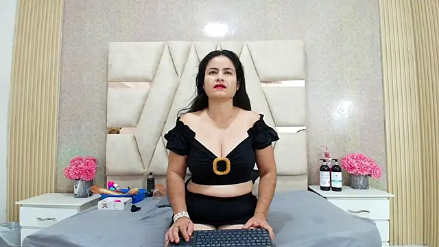 CrystallGomes online show from 10, 4, 2026