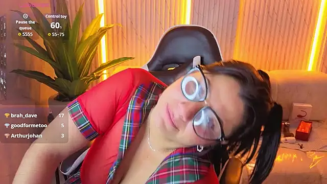 Snapshot of angele_roux_tp chatting on 12, 2, 2026 angele roux tp online show from 12, 2, 2026