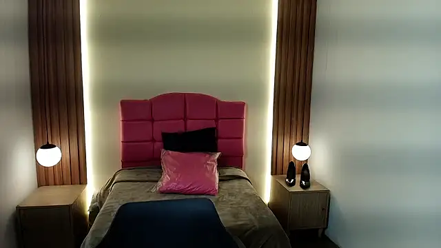 IvonneRoss  online show from 5, 2, 2026