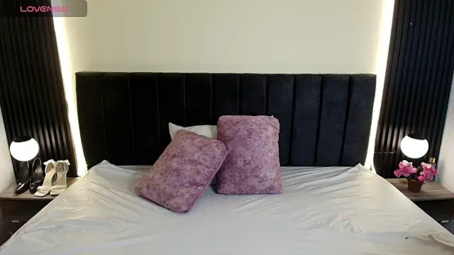 IvonneRoss  online show from 10, 3, 2026