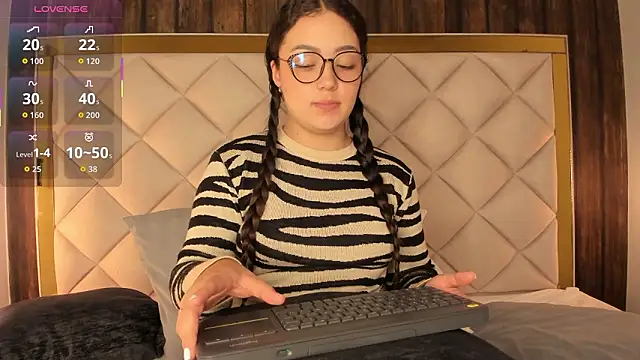 Pamela Mooon online show from 5, 2, 2026