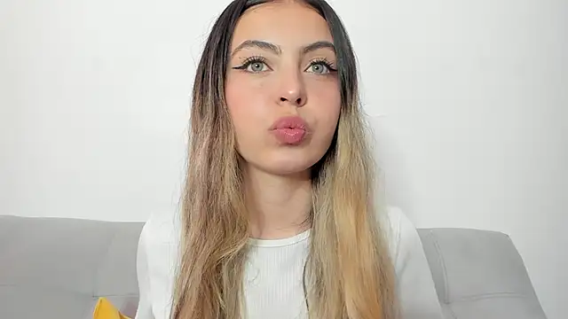 Snapshot of Fernanda_aaaa chatting on 12, 5, 2026 Fernanda aaaa online show from 12, 5, 2026