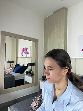 JuliaColemann online show from 24, 6, 2026