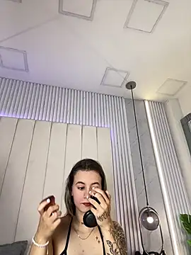 JuliaColemann online show from 4, 4, 2026