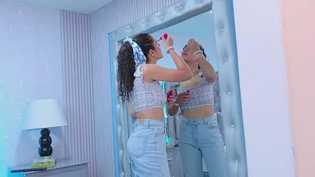 Snapshot of RoxanaAngel chatting on 4, 3, 2026 RoxanaAngel online show from 4, 3, 2026