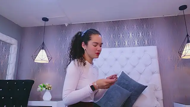 Snapshot of RoxanaAngel chatting on 8, 2, 2026 RoxanaAngel online show from 8, 2, 2026