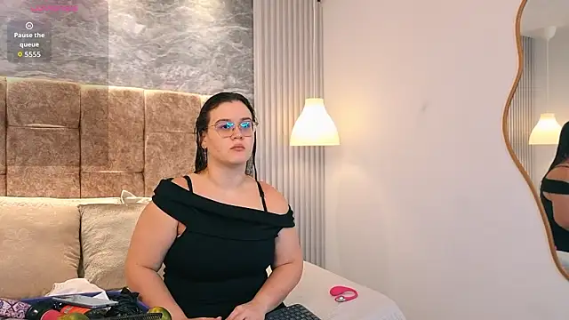 zoe hugeboobs online show from 4, 3, 2026