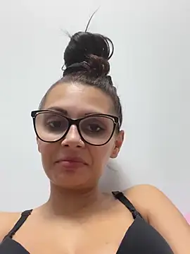 Snapshot of HiddendesireXO01 chatting on 3, 3, 2026 HiddendesireXO01 online show from 3, 3, 2026