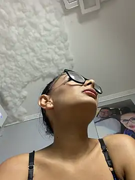HiddendesireXO01 online show from 10, 7, 2026