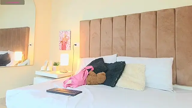 LANA LARSEN online show from 2, 4, 2026