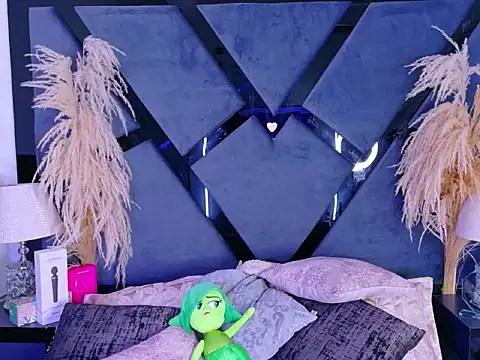 KylieWhitee online show from 15, 4, 2026