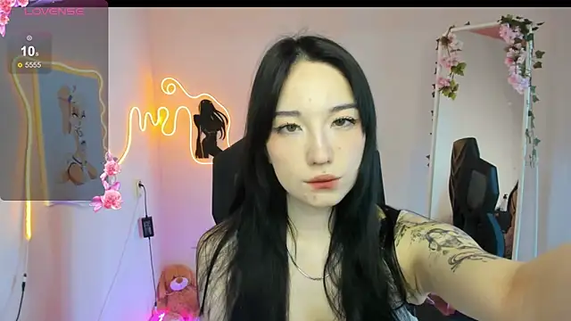 AliceeinWonderlanddd online show from 5, 4, 2026