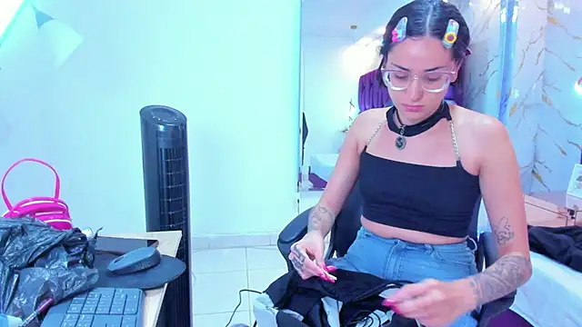 crystalstonee online show from 17, 2, 2026