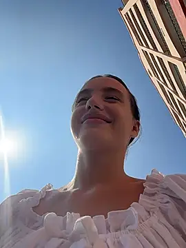 MiaTee online show from 9, 4, 2026