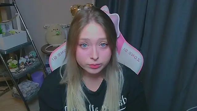 Snapshot of Emiliaaah chatting on 4, 2, 2026 Emiliaaah online show from 4, 2, 2026