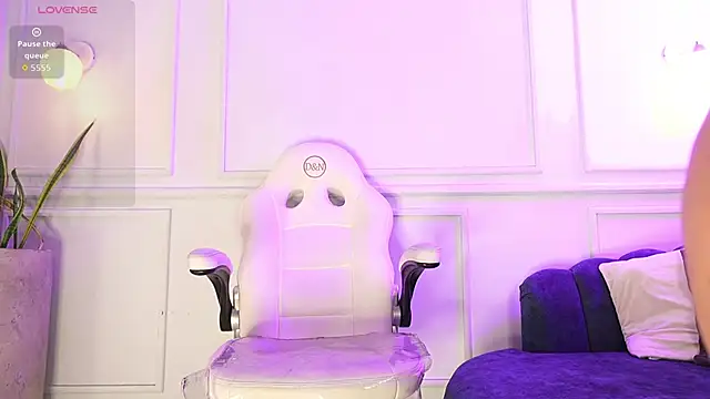 Lia Velez  online show from 27, 3, 2026