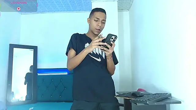 Snapshot of hotboyluxe chatting on 25, 6, 2026 hotboyluxe online show from 25, 6, 2026