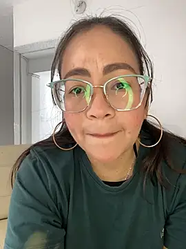 Snapshot of alisbloom chatting on 9, 2, 2026 alisbloom online show from 9, 2, 2026