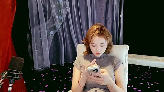 Lady-Mia777 online show from 2, 4, 2026