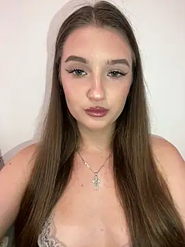 Green eyes lady online show from 13, 7, 2026