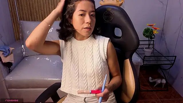 Snapshot of Lynn_turner chatting on 4, 2, 2026 Lynn turner online show from 4, 2, 2026