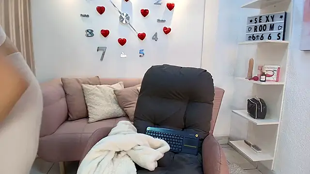 Luna Millers online show from 4, 3, 2026