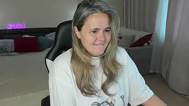Snapshot of LilyBel chatting on 8, 7, 2026 LilyBel online show from 8, 7, 2026