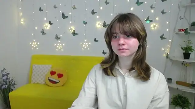 Snapshot of AnnaWest_ chatting on 4, 3, 2026 AnnaWest online show from 4, 3, 2026