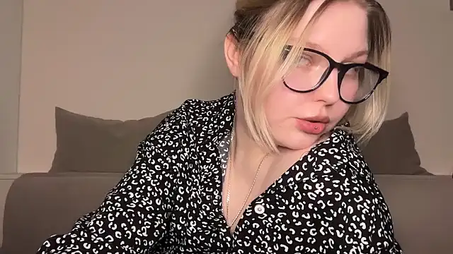 Ophelia Ritz online show from 5, 3, 2026