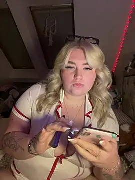 Snapshot of TwoWayT_xx chatting on 2, 3, 2026 TwoWayT xx online show from 2, 3, 2026