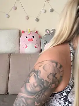 sexybatwomen33 online show from 3, 3, 2026