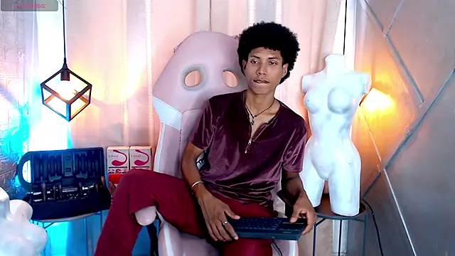 Snapshot of Walkers05 chatting on 2, 4, 2026 Walkers05 online show from 2, 4, 2026