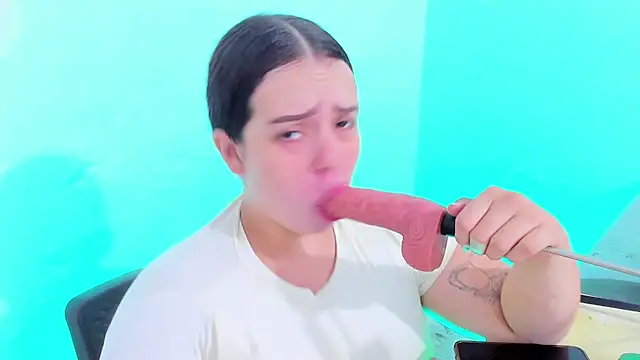 Emely pregnantt online show from 3, 2, 2026