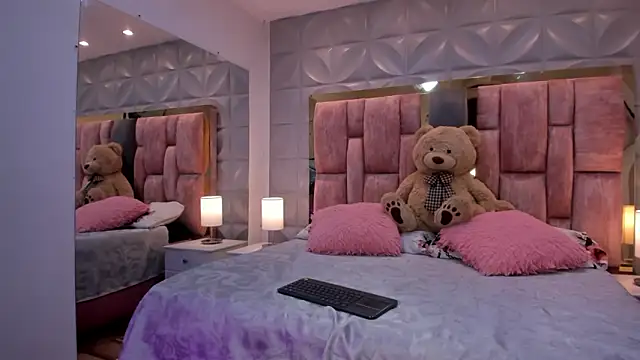 Paris Velvet online show from 3, 3, 2026