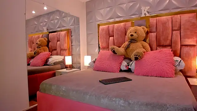 Paris Velvet online show from 3, 2, 2026