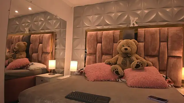 Paris Velvet online show from 6, 2, 2026