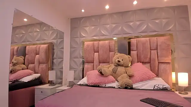 Paris Velvet online show from 19, 3, 2026