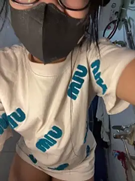 Snapshot of Leeeiuu chatting on 1, 2, 2026 Leeeiuu online show from 1, 2, 2026