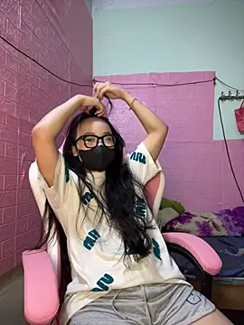 Snapshot of Leeeiuu chatting on 21, 2, 2026 Leeeiuu online show from 21, 2, 2026