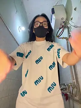 Snapshot of Leeeiuu chatting on 10, 2, 2026 Leeeiuu online show from 10, 2, 2026