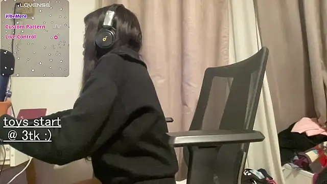 bloggirllaurel online show from 5, 4, 2026