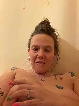 Snapshot of lickablelynn87 chatting on 27, 2, 2026 lickablelynn87 online show from 27, 2, 2026