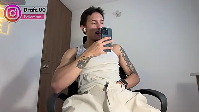 Snapshot of rafael_stone11 chatting on 10, 6, 2026 rafael stone11 online show from 10, 6, 2026