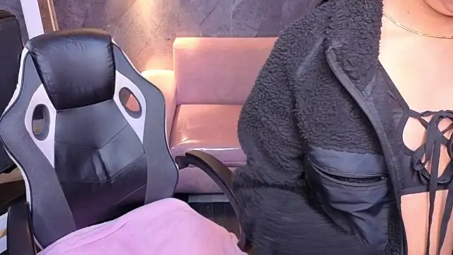 Snapshot of Sophie_jones_b chatting on 9, 4, 2026 Sophie jones b online show from 9, 4, 2026