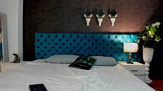 LunnaMoretti online show from 5, 4, 2026