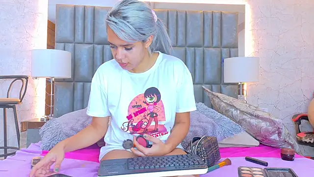 AlanaHouston online show from 10, 4, 2026