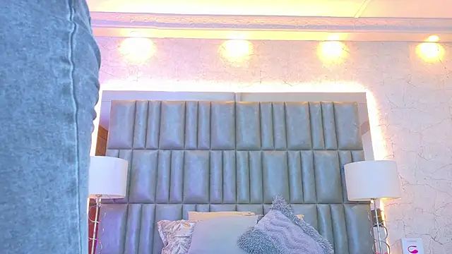 AlanaHouston online show from 12, 4, 2026