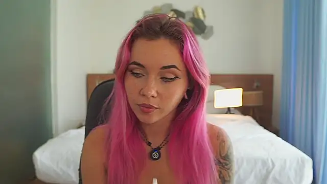 Sarah Pink online show from 18, 12, 2025